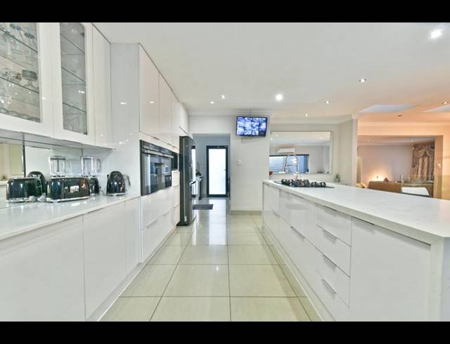 9 BEDROOM HOUSE FOR SALE IN GLENVISTA